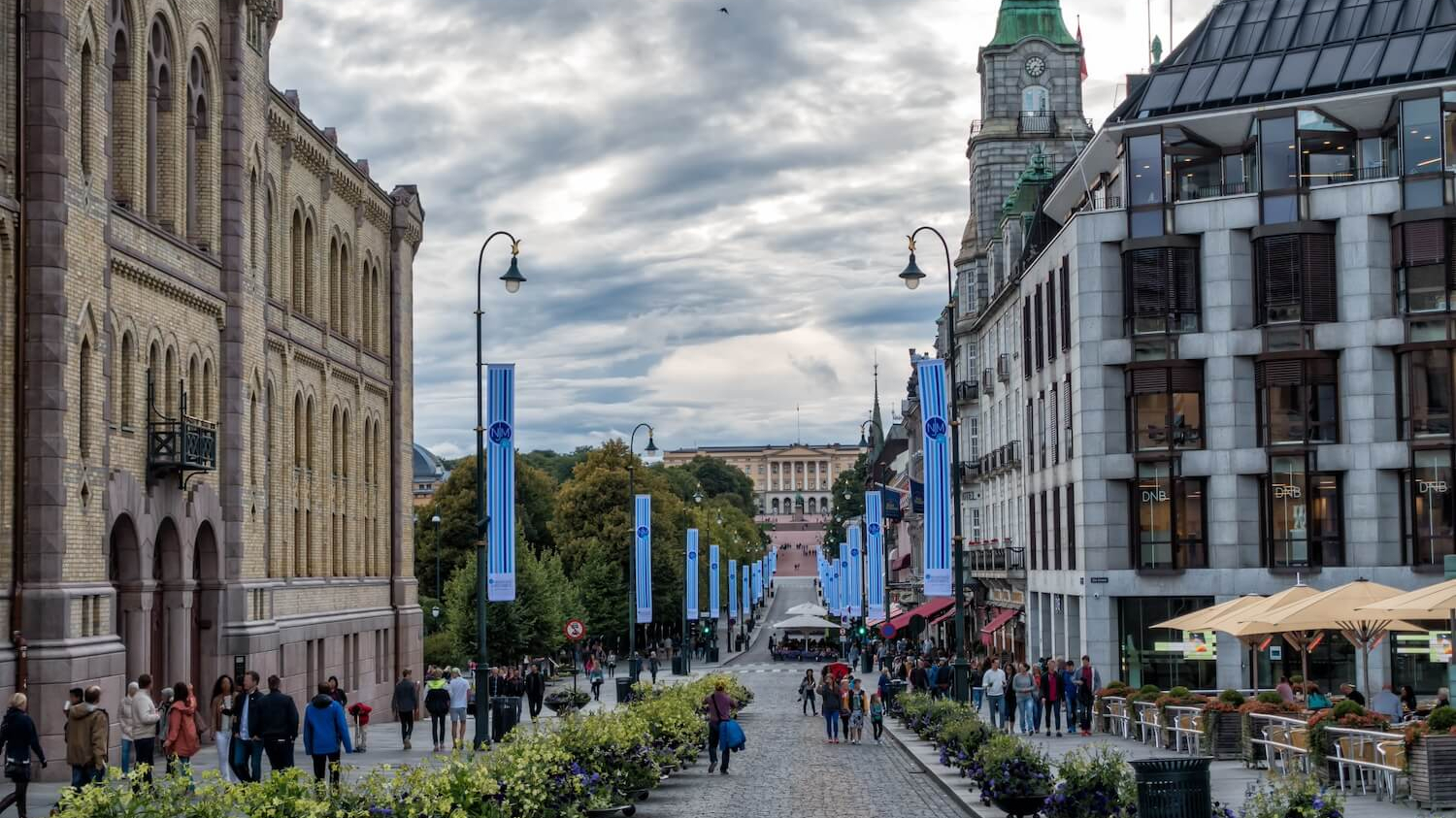 Die Osloer Hauptstraße Karl Johans gate hin zum königlichen Schloss.