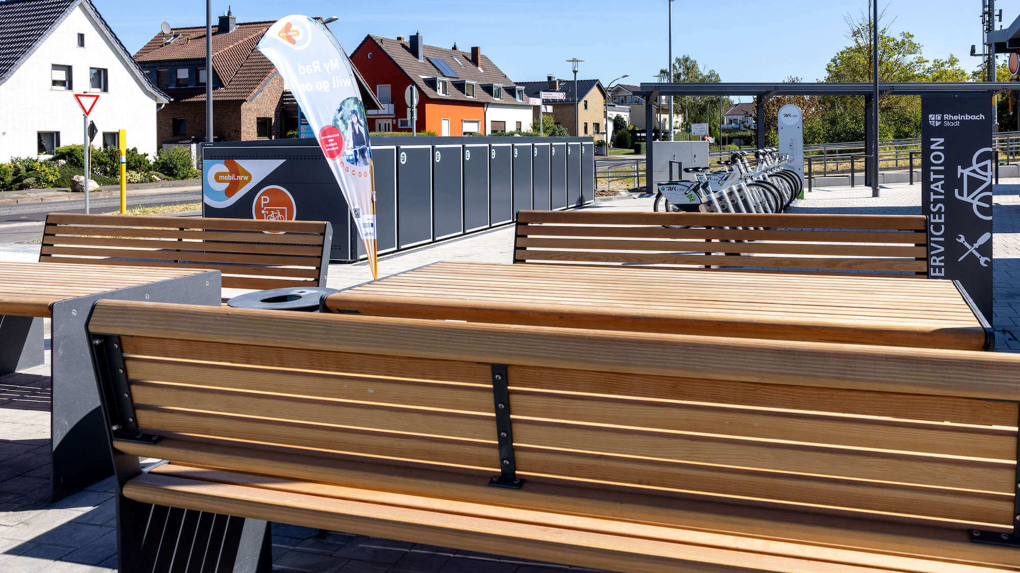 Neue Mobilstation in RHeinbach mit Sitzgelegenheiten, Fahrradboxen und Co.