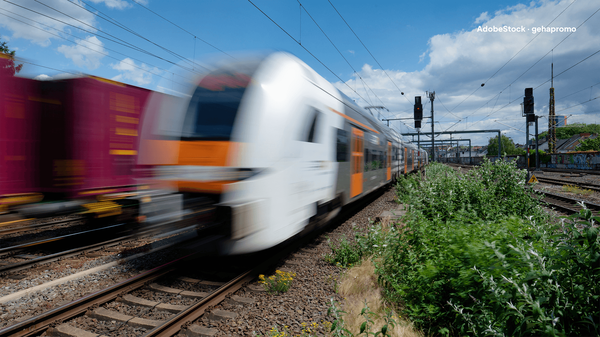 Ein Zug mit Bewegungsunschärfe auf Schienen fährt auf den Betrachter zu